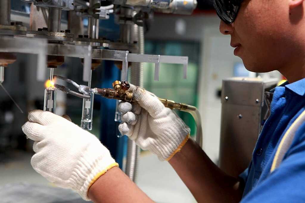 electric welding, factory, argon arc welding-563804.jpg